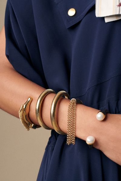 Goldene Zeiten. Stacking ist der große Trend. Das heißt: Layering. Also möglichst viel Schmuck an einer Körperstelle tragen. Chloé