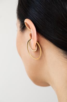 FORMSPIEL. Sitzt auch ohne Piercing, ist dabei aber nicht weniger ausdrucksstark – In-Ear-Wear gleich Easywear. Ina Beissner