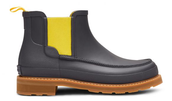 Nass. Gummistiefel meets Chelsea-Boot. So behält man auch bei Schietwetter noch einen trockenen Fuß, ohne auf den Style-Faktor zu verzichten.