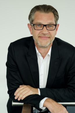 Thomas Weckerlein, Vorstand, Wöhrl : „Keep it simple – das ist das Motto, mit dem Wöhrl die vieldiskutierte Mehrwertsteuersenkung umsetzt. Kundinnen und Kunden profitieren bei jedem Artikel mit einem Rabatt von 3 % - einfacher und transparenter geht es nicht. Schließlich ist das Ziel der Steuersenkung, den Konsum der Menschen nach dem Corona-Lockdown zu fördern. Da ist kein Platz für komplizierte Regelungen.“ 