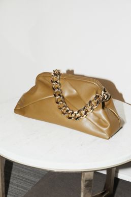 Wolkengleich. Bottega Veneta lässt grüßen. Diese Form ist die Tasche der Saison. Typische Merkmale: Bügel, aufgeplustertes Leder, Kette. 