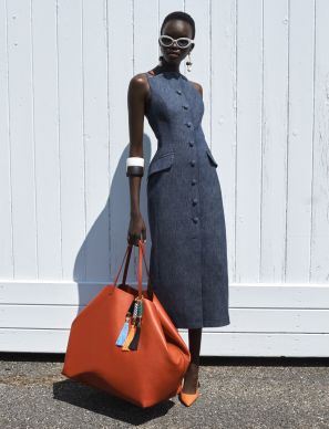 HIGHLIGHT. Maxi-Bag als Blickfang in einer unübersehbaren Farbe. Perfekt zu schlichten Kleidern. Für diesen Sommer ebenfalls angesagt: breite Armbänder und schmale Cateye-Brillen. 