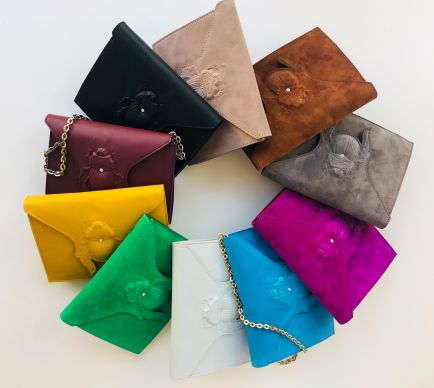 MINI-BAGS. Wer kann sich da entscheiden? Kleine, praktische Taschen machen Spaß und werten jedes Outfit auf. Vor allem, wenn sie wie Kunstwerke aussehen.