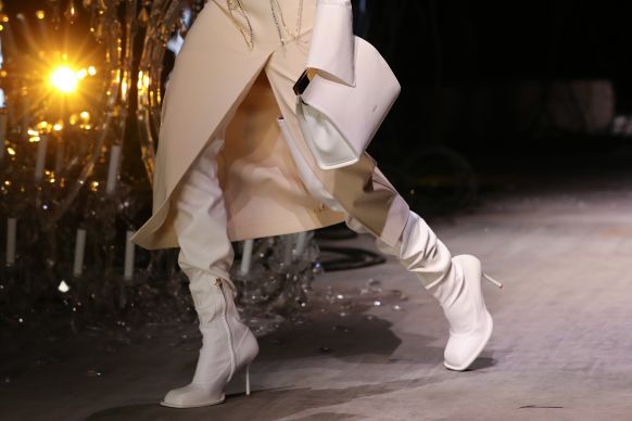 Lichtgestalt. Shades of White. Selbst für sagenhaft hochgezogene Schäfte. Wohltuend neu – alles an diesen Overknees. Sportmax