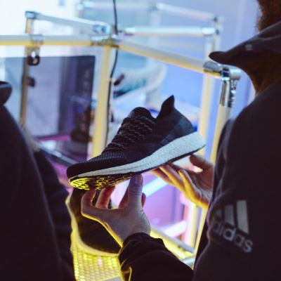 Adidas bringt den ersten Schuh aus der US-Speedfactory auf den Markt und eröffnet zum Launch ein Experience Lab in Brooklyn/New York.