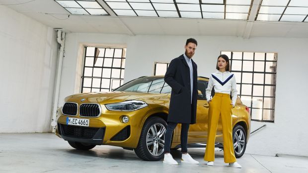 Marketing-Kooperation: Der Neue BMW X2 wird mit limitierten Sneakern beworben.